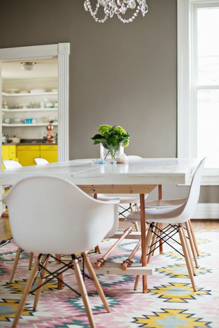 tapis-salle-a-manger-chaises-vintage-tapis-table-manger-peinture-grise