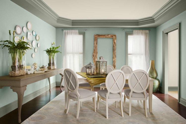 tapis salle à manger couleur-pastel-chaises-table-rideaux-transparent-coiffeuse