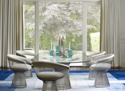 tapis-salle-a-manger-plateau-verre-rideaux-blanche