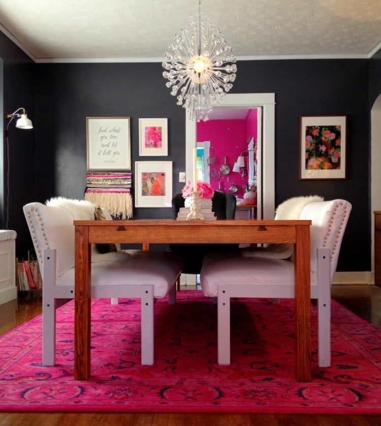 tapis-salle-a-manger-rose-chaises-tableau-suspensions-plafond-blanc