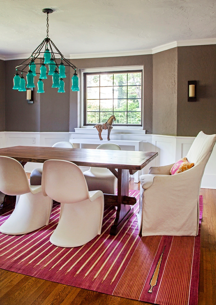 tapis-salle-a-manger-table-rectangulaire-chaises-panton-suspension-design-plancher