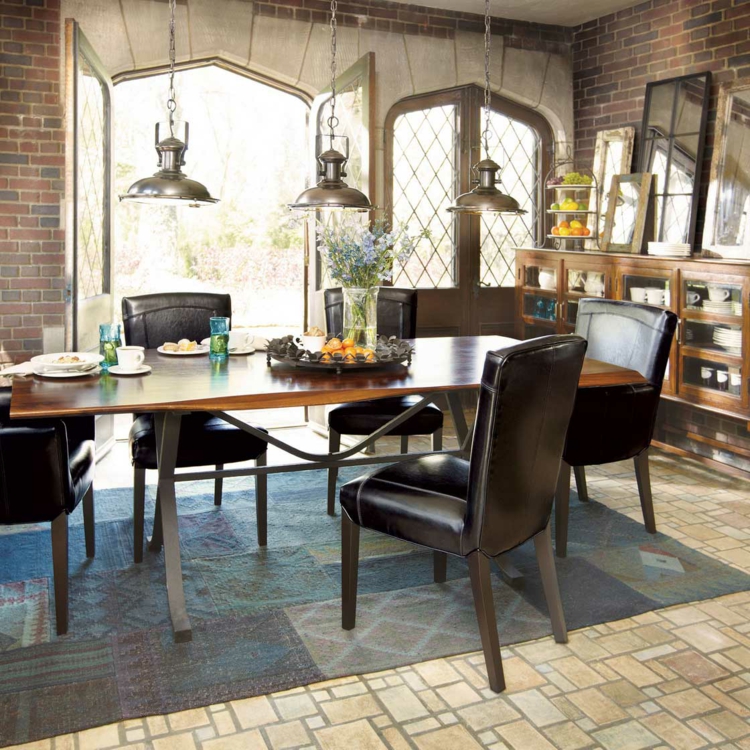 tapis-salle-a-manger-tablerectangulaire-chaises-cuir-commode-briques-parement-touche-mediterraneenne-rustique
