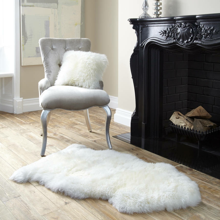 tapis-salon-alternatif-fourrure-blanche-cheminée-noire-chaise-grise