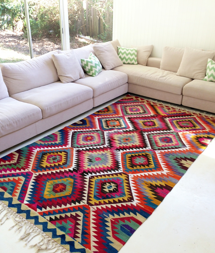 tapis-salon-aztèque-motifs-multicolores-canapé-angle-blanc-cassé