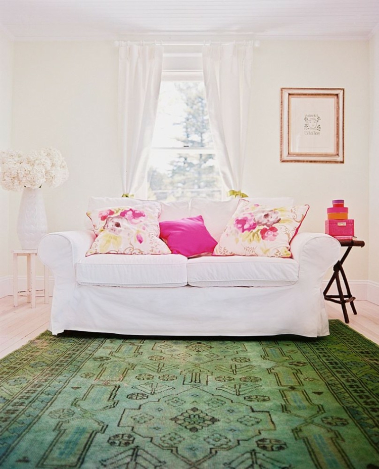 tapis salon exotique canapé 2 places blanc coussins roses
