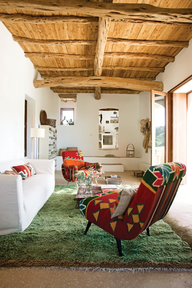 tapis-salon-vert-fauteuils-motifs-mexicains-plafond-solives-apparentes