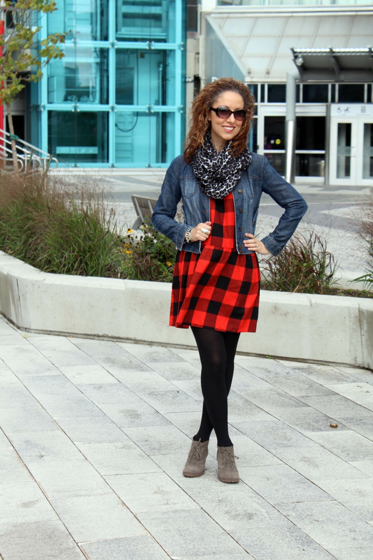 tenue-automne-foulard-bottes-courtes-jupe-carreau-bas