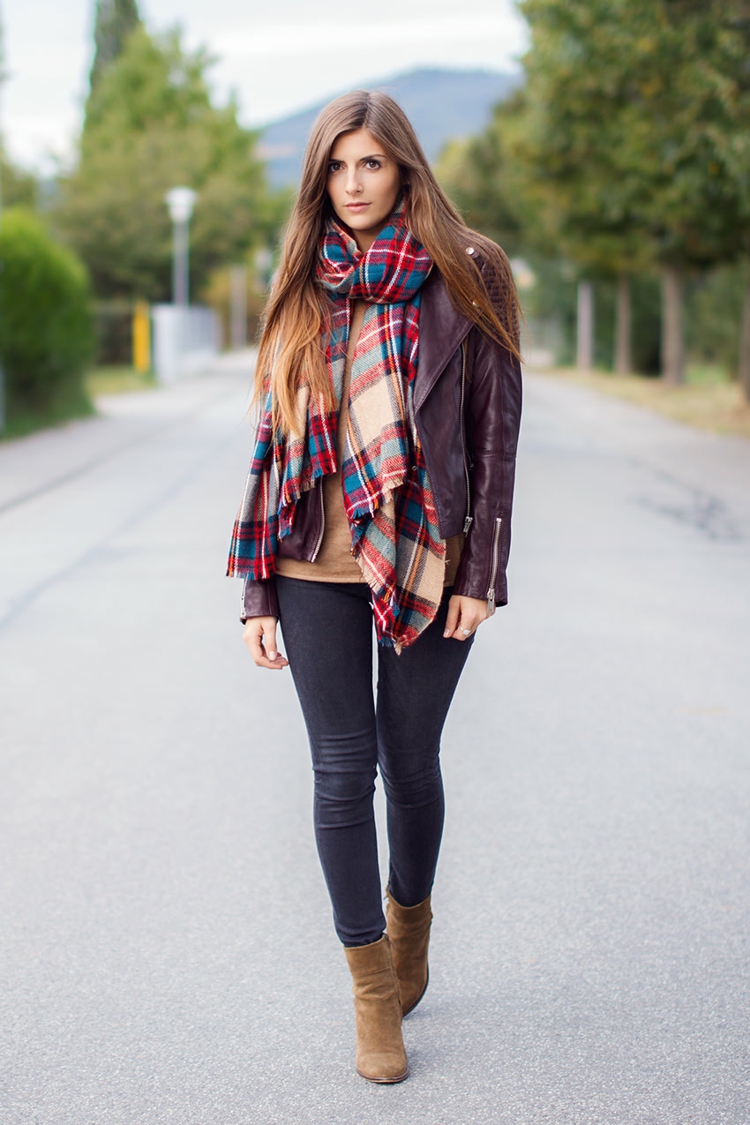 tenue-automne-foulard-bottes-courtes-veste-jeans