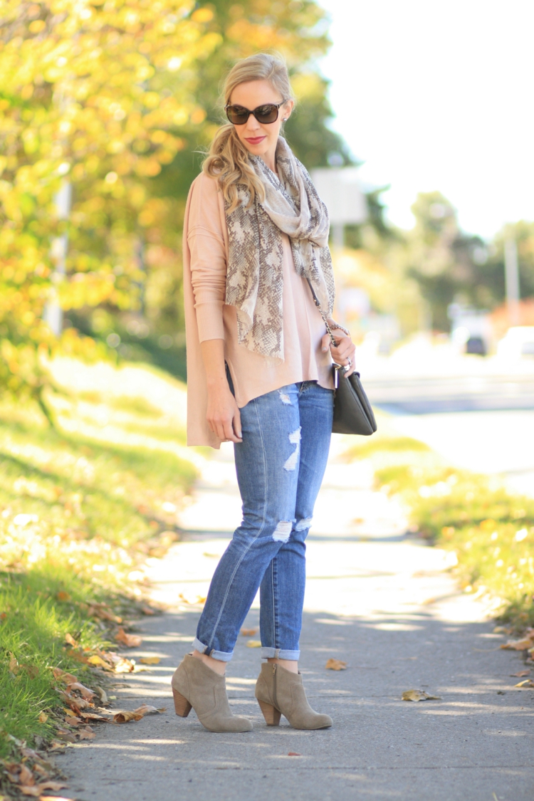 tenue-automne-foulard-bottes-jeans-dechires-sac
