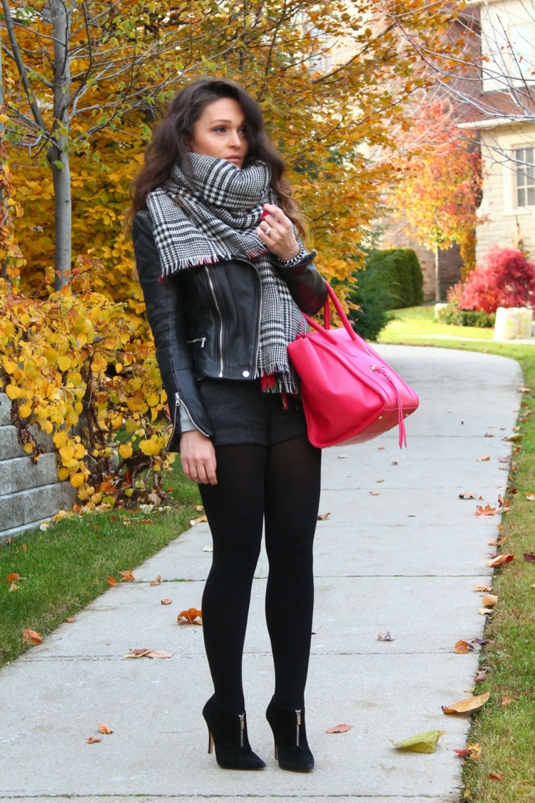 tenue-automne-foulard-chaussures-noires-talons-legging