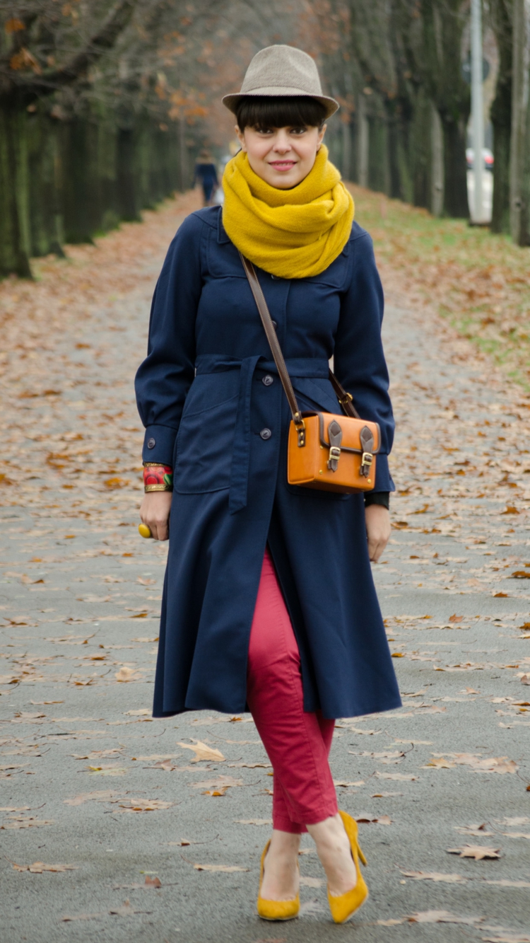 tenue-automne-foulard-chaussures-talons-jaune-chapeau-fedora