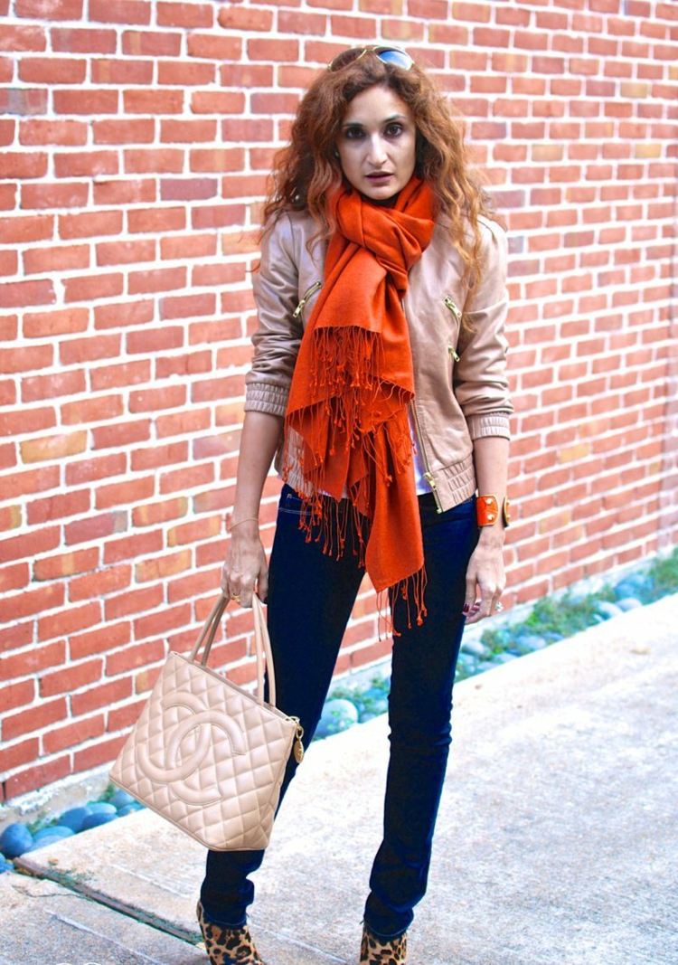 tenue-automne-foulard-foulard-orange-chaussures-motif-leopard