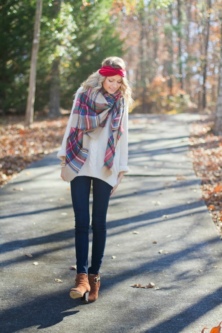 tenue-automne-foulard-jeans-bottes-courte-bandeau