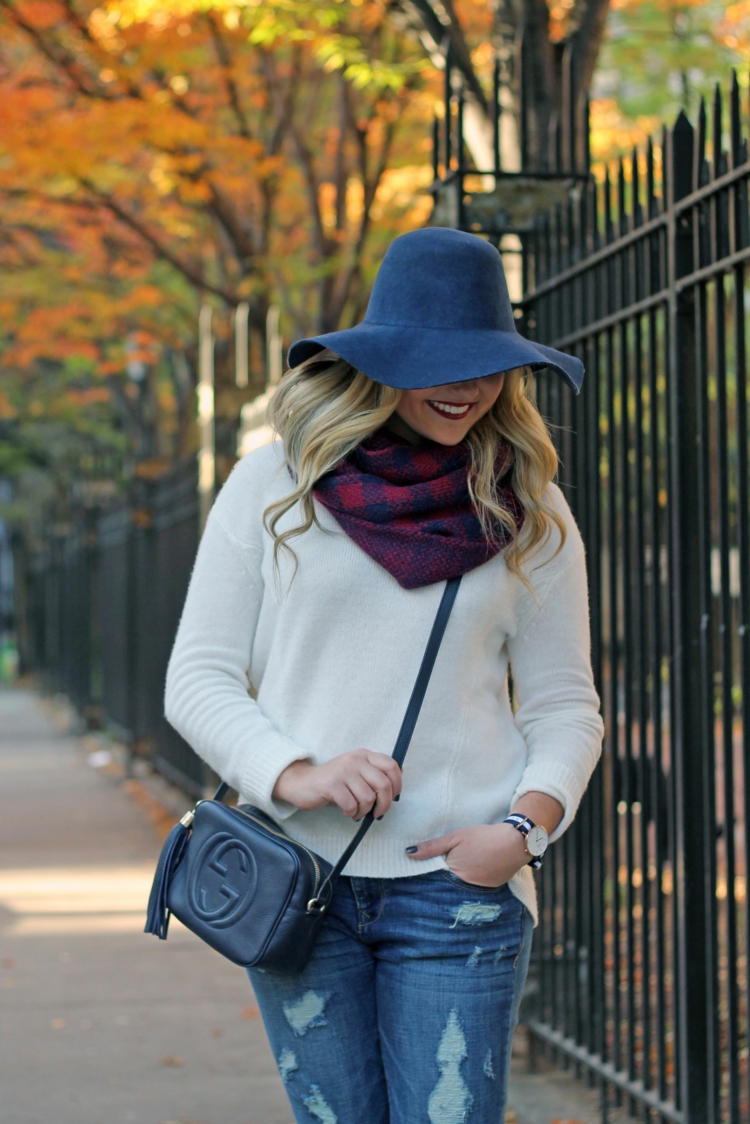 tenue-automne-foulard-jeans-dechires-sac-chapeau-fedora