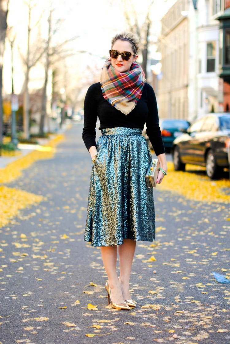 tenue-automne-foulard-jupe-chassures-talon-couleur-or