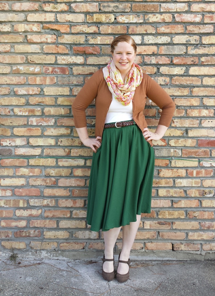 tenue-automne-foulard-jupe-vert-chaussure-talons-ceinture