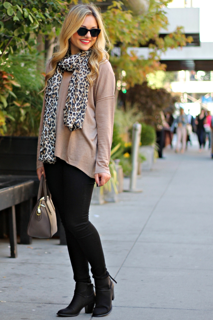 tenue-automne-foulard-legging-sac-bottes-courtes-motif-leopard