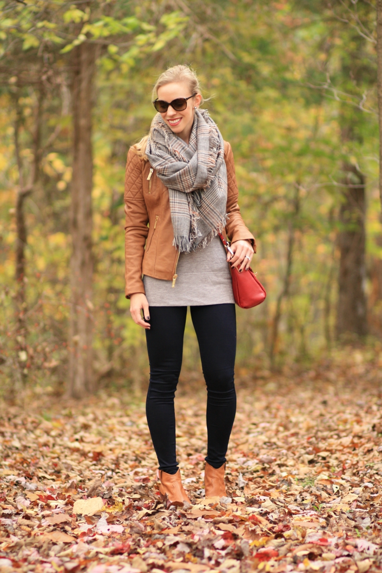 tenue-automne-foulard-leggings-noirs-veste-marron-sac-corail