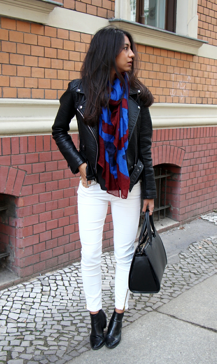 tenue-automne-foulard-sac-noir-bottes-noirs-veste-jeans-blanc