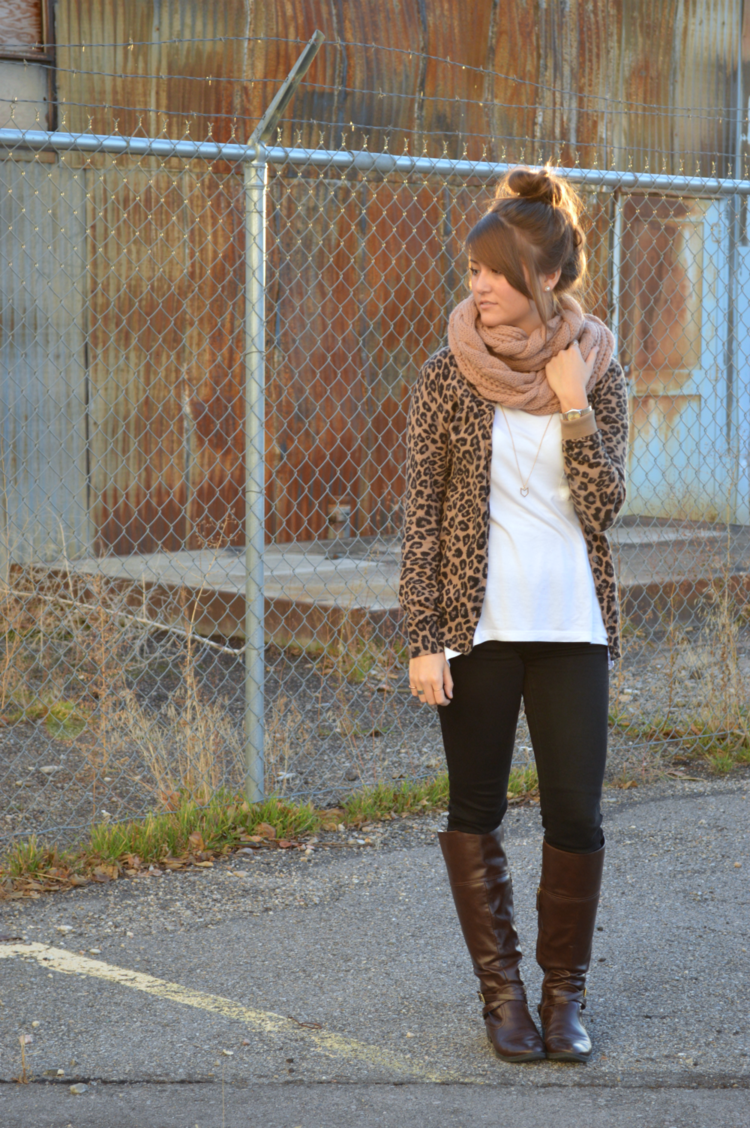 tenue-automne-gilet-motif-leopard-pantalon-noir