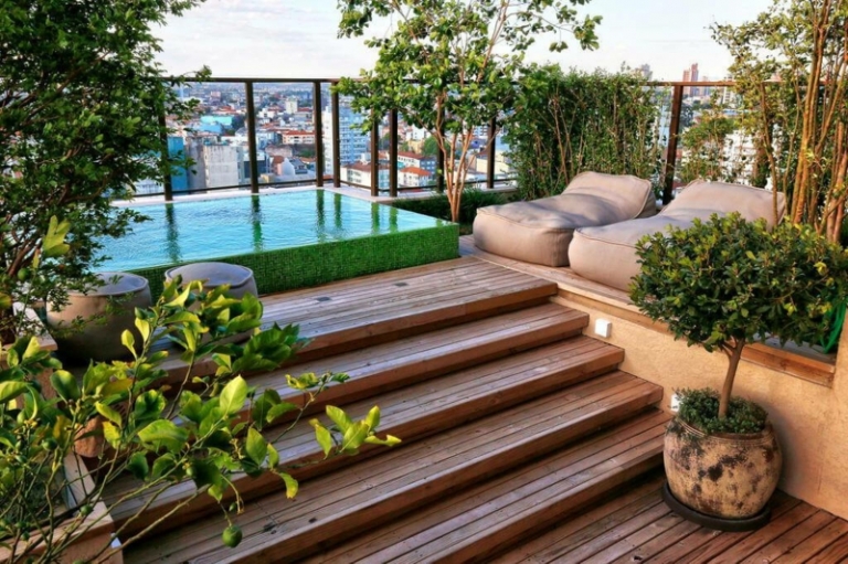 toit-terrasse bassin mosaique verte bains de soleil design