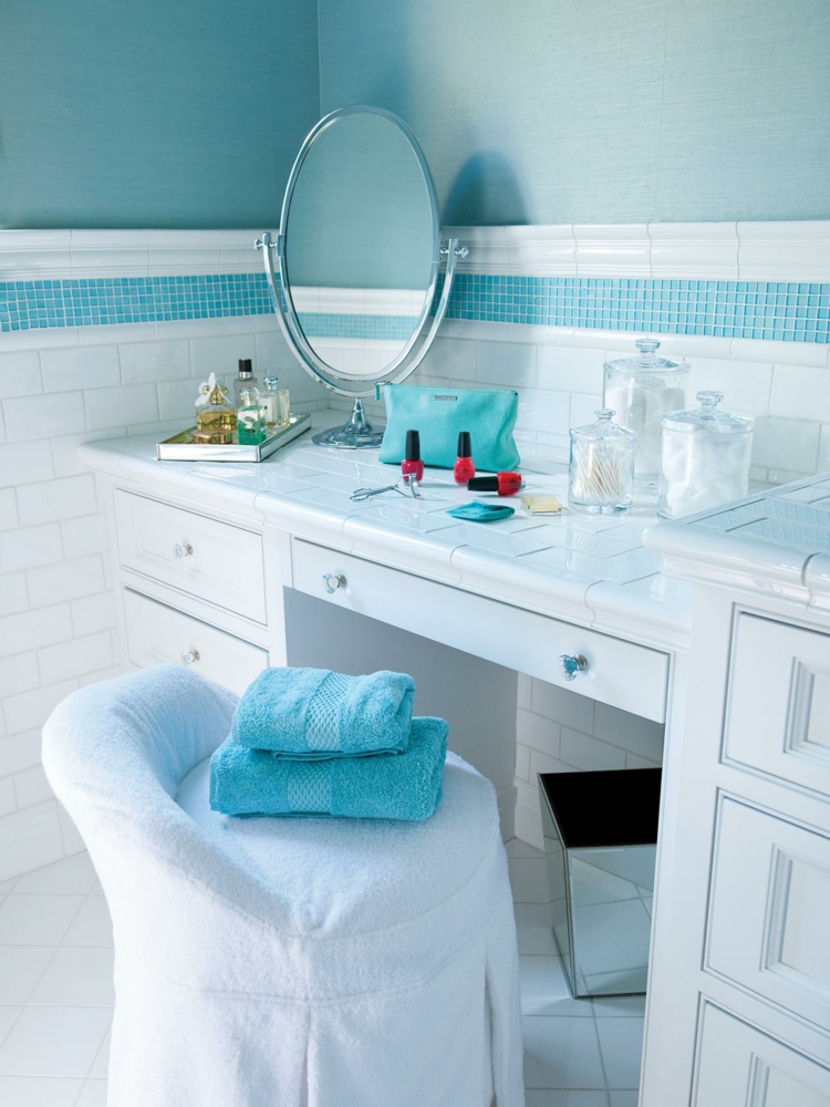 vanité salle de bain blanche peinture murale bleue petit espace