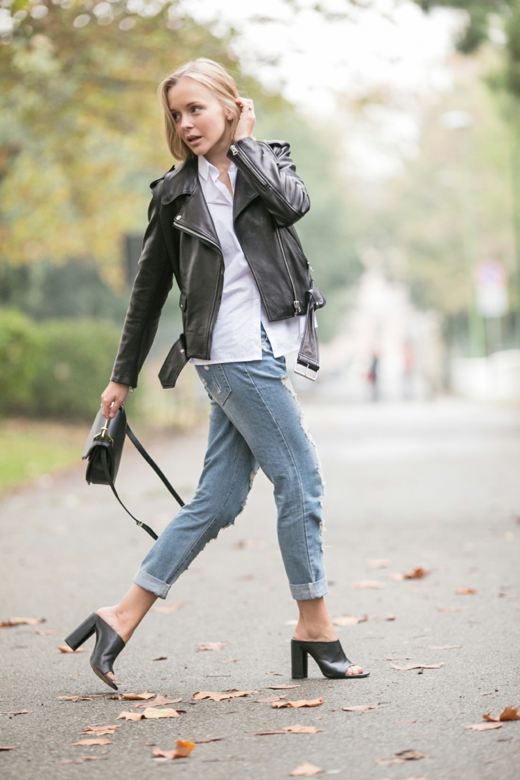 veste-en-cuir-femme-couleur-noir-sac-bandouliere-jeans-sandals-talons