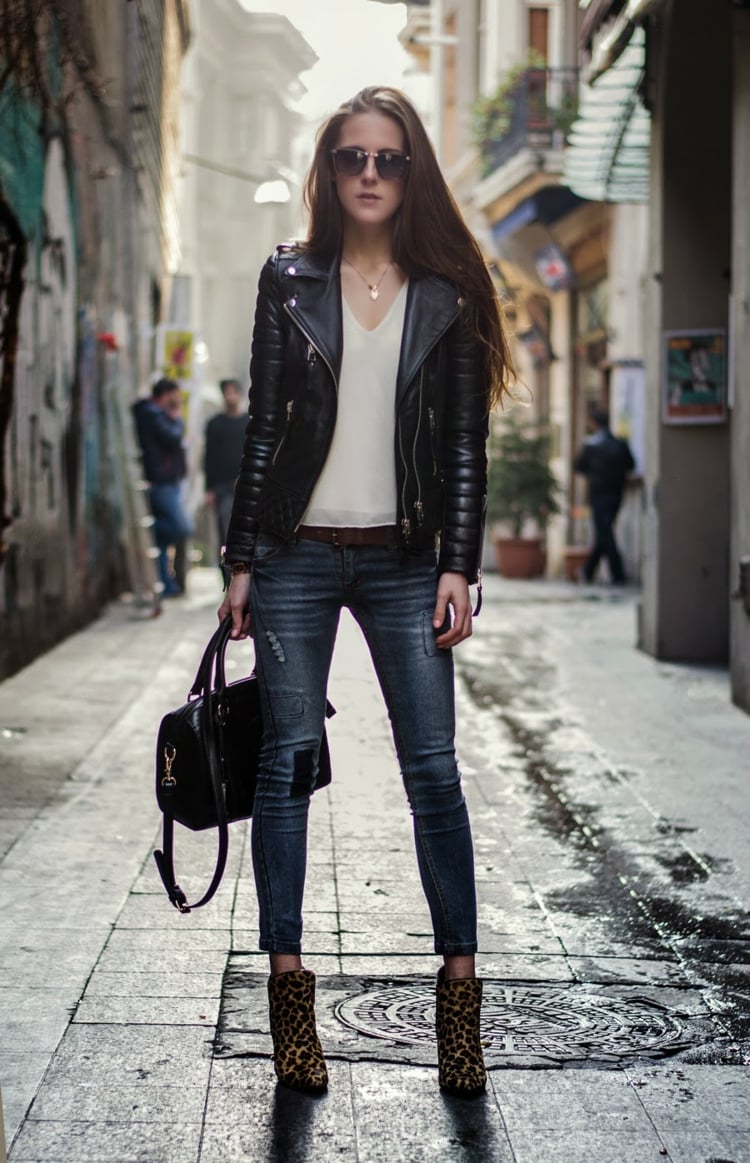 veste-en-cuir-femme-sac-bandouliere-chaussures-motif-leopard-cheveux-longs-jeans