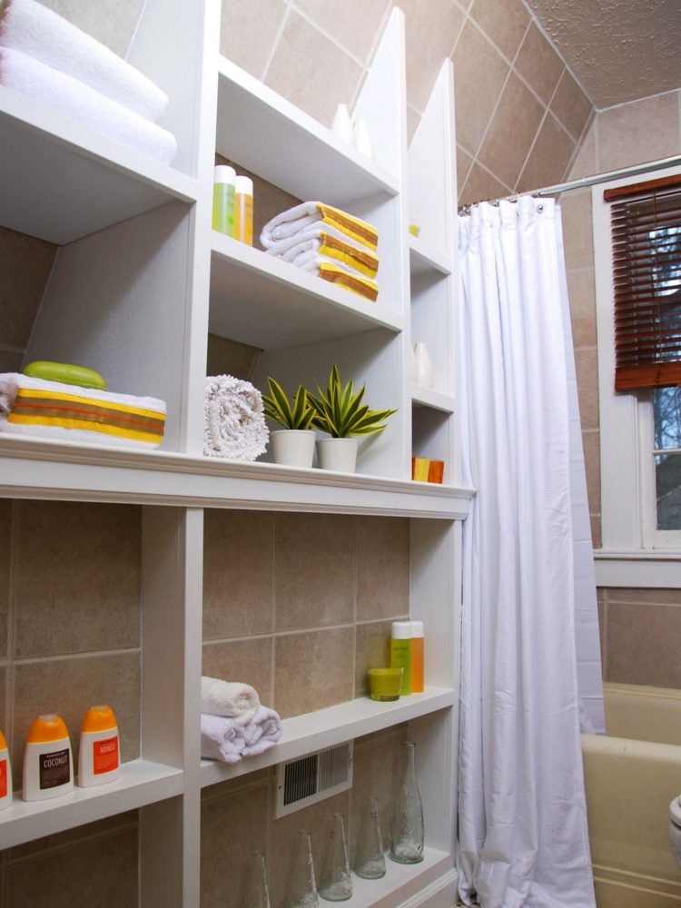 étagères rangement blanches économiser espace petite salle de bain