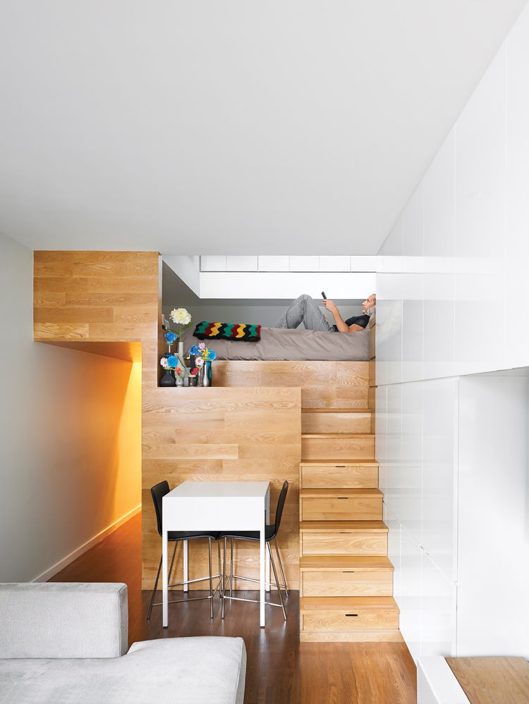 amenagement-petit-espace-lit-mezzanine-rangement-marches-escalier-petite-table-blanche-chaises-noires