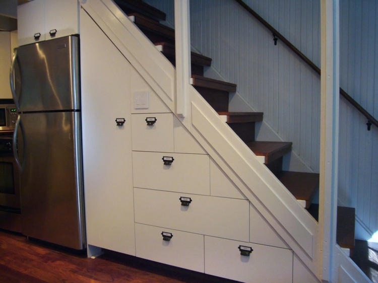 amenagement-sous-escalier-meuble-tiroirs-mesure-frigo