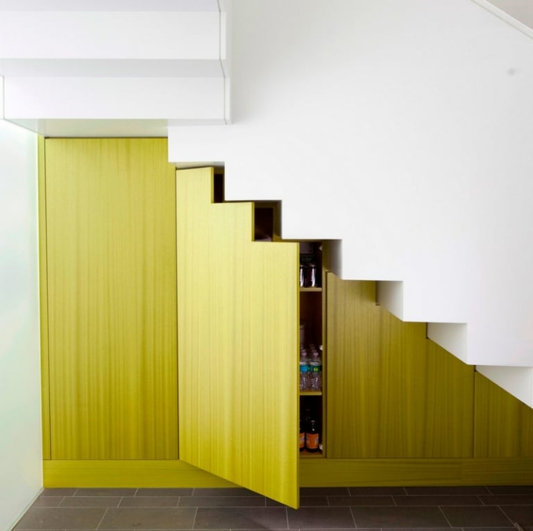 amenagement-sous-escalier-meubles-rangements-mesure-bois aménagement sous escalier