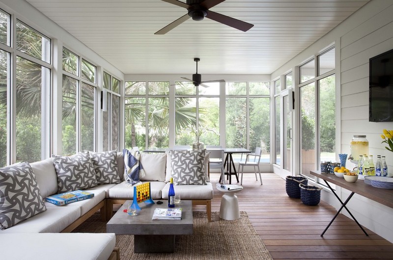 amenagement-veranda-moderne-alu-canape-bois-coussins-blanc-gris-table-beton-tapis-sisal véranda moderne