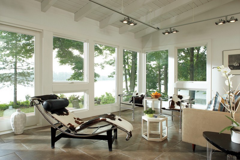 amenagement-veranda-moderne-chaise-relax-tapiesserie-aspect-peau-vache-vue-panoramique