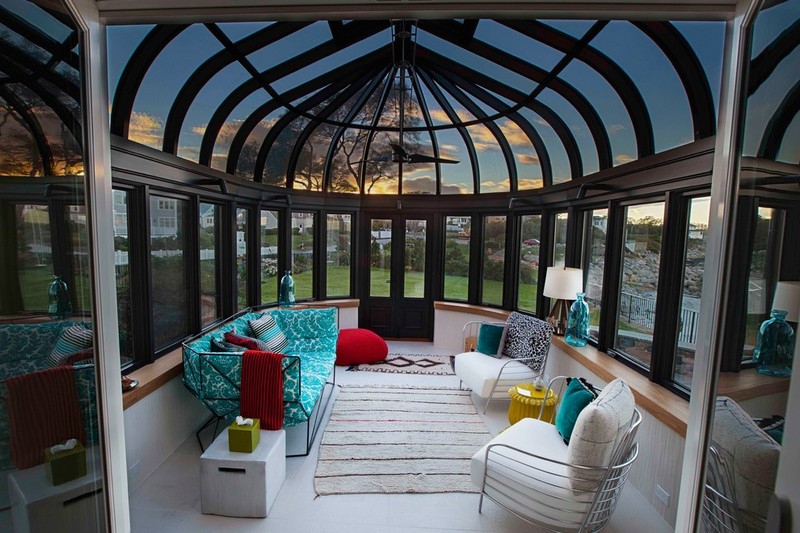 amenagement-veranda-moderne-toit-dome-vitre-canape-turquoise-faureuils-blancs-tapis