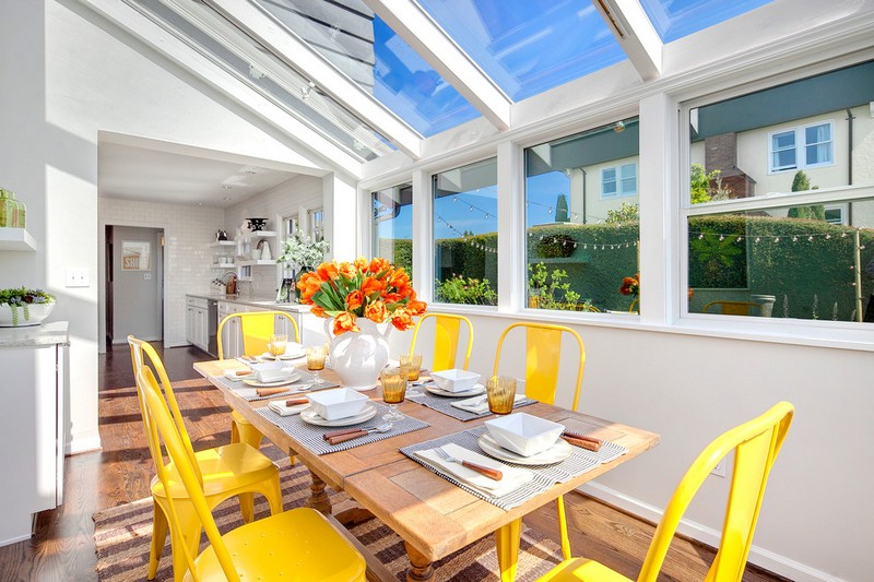 amenagement-veranda-moderne-veranda-alu-table-manger-bois-chaises-jaunes véranda moderne