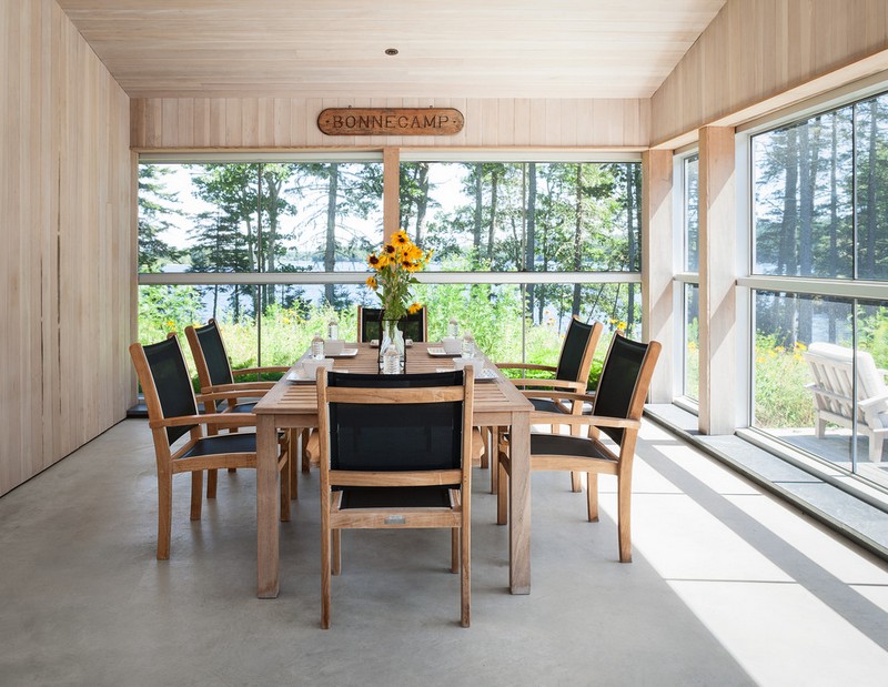 amenagement-veranda-moderne-vitree-alu-table-manger-bois-massif-chaises-bois