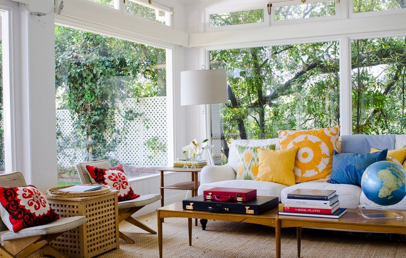 amenagement-veranda-moderne-vitree-canape-blanc-coussins-tapis-sisal véranda moderne
