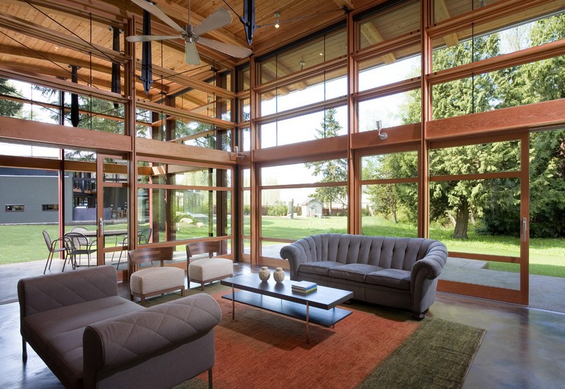 amenagement-veranda-moderne-vitree-canape-gris-meridienne-grise-tapis-orange-vert véranda moderne