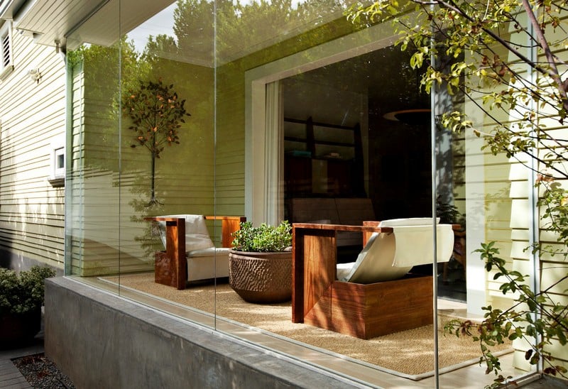 amenagement-veranda-moderne-vitree-salon-jardin-bois-tapis-sisal-plantes-vertes véranda moderne
