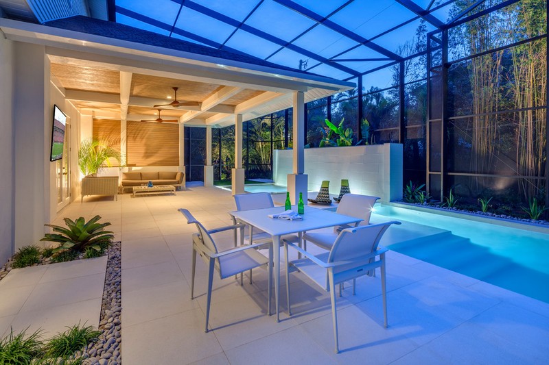 amenagement-veranda-moderne-vitree-toit-verre-table-chaises-blanches-piscine véranda moderne