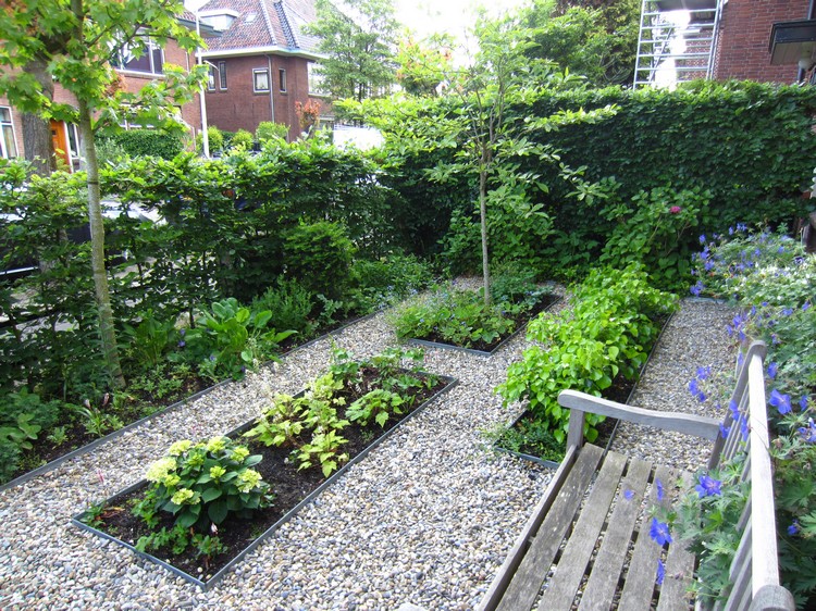 aménagement-petit-jardin-alignement-symétriques-banc-bois