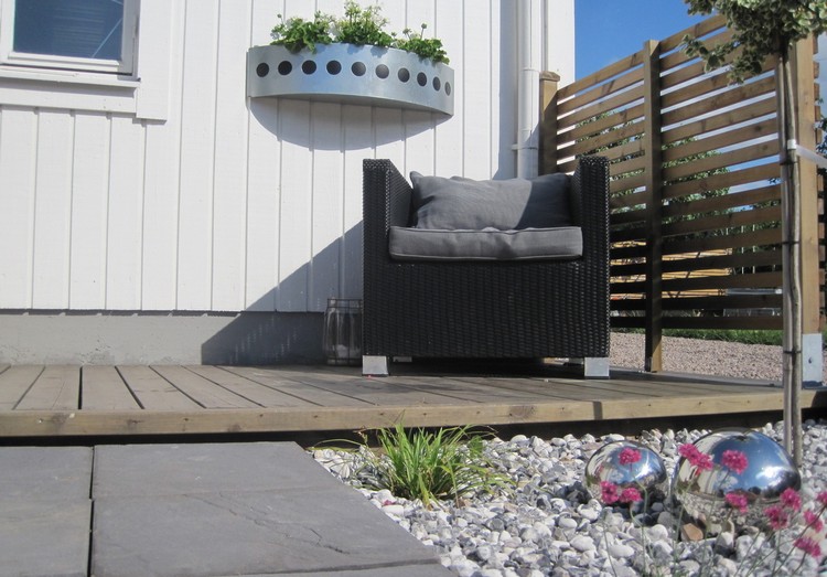 aménagement-petit-jardin-terrasse-bois-fauteuil-gris-résine-tressée