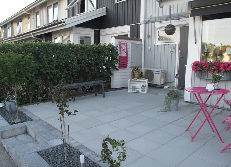 aménagement-petit-jardin-terrasse-dalles-fleurs-pots-accrochés-table-pliante-rose