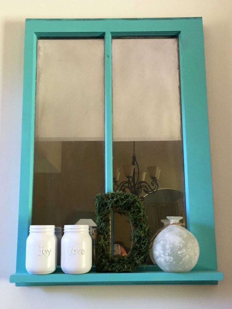 appui-fenetre-décoratif-cadre-turquoise-pots-verre-peints-vase-lettre-D-mousse