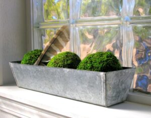 appui de fenêtre intérieur décoré boules-mousse-plume-auge-zinc