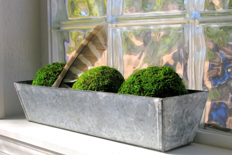 appui de fenêtre intérieur décoré boules-mousse-plume-auge-zinc