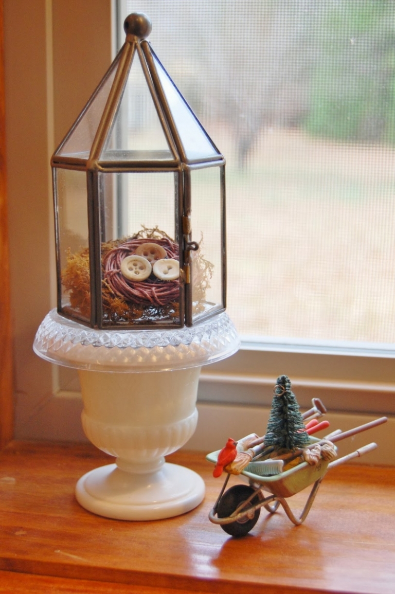 appui-fenetre-intérieur-décoré-hiver-lanterne-brouette-jouet