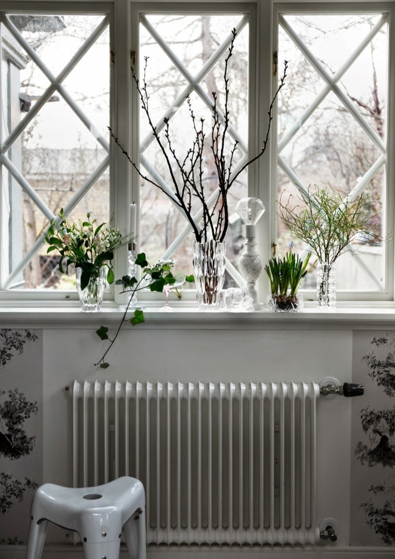 appui-fenetre-intérieur-décoré-lierre-bouquet-brindilles-feuilles-vases-verre