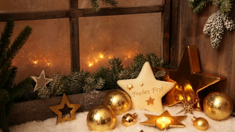 appui-fenetre-intérieur-décoré-étoiles-boules-Noel-dorées-neige-artificielle